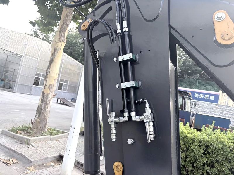 Hydraulic cylinder and hose connections — backhoe loader